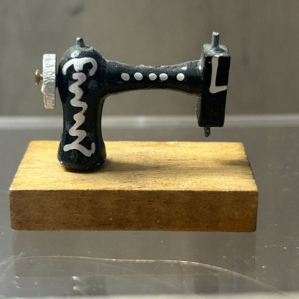 Vintage Shackman Miniature Dollhouse Sewing Machine Figurine